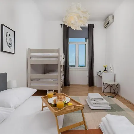 Apartment Step To The Sea